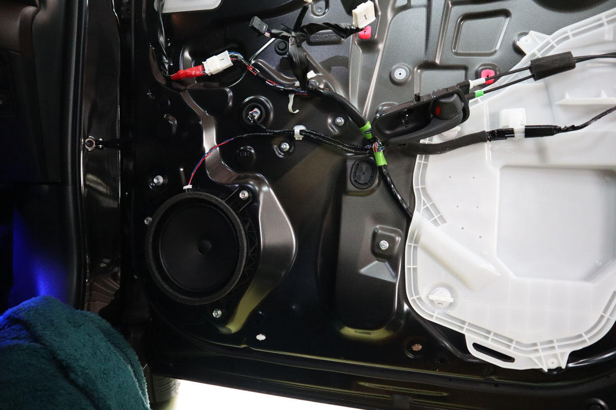 トヨタ・ヤリスクロスに「ソニックプラススピーカー」で車両無加工で安心の快適空間に♪ | カーオーディオ専門店 | ソニックプラスセンター神戸